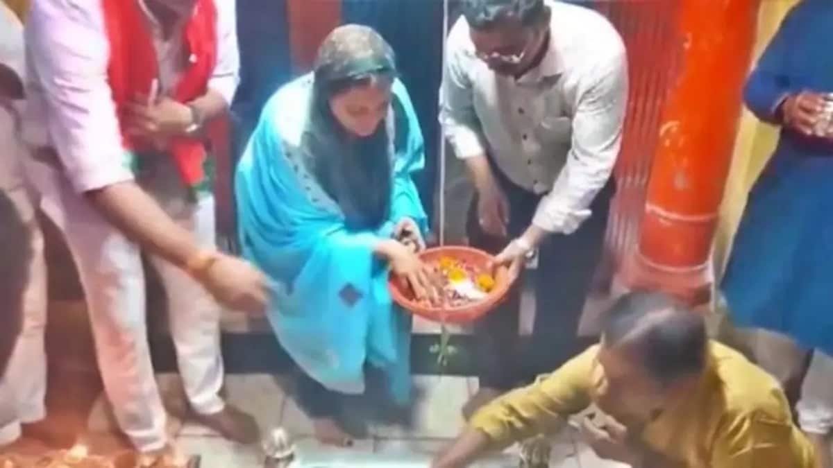 epanchjanya's tweet image. &quot;मंदिर क्यों गयी, कलमा पढ़कर मांगो माफी&quot;

मंदिर जाने पर SP प्रत्याशी नसीम सोलंकी के खिलाफ फतवा जारी।

नसीम सोलंकी का मंदिर जाना इस्लामी मान्यताओं के खिलाफ।

एक मुसलमान कभी भी हिन्दू त्योहारों में शामिल नहीं हो सकता।

यूपी की सीसामऊ सीट पर उपचुनाव के लिए सपा प्रत्याशी हैं नसीम…