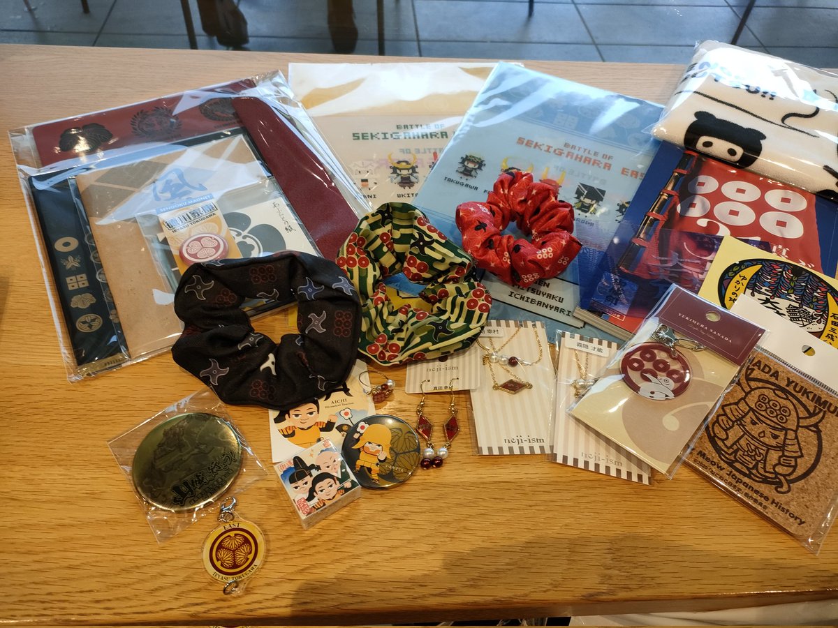 この前関ヶ原行った時に買ったやつ。迷彩のシュシュ佐助イメージのやつらしい。このシュシュ作った人BASARA履修してる可能性ある