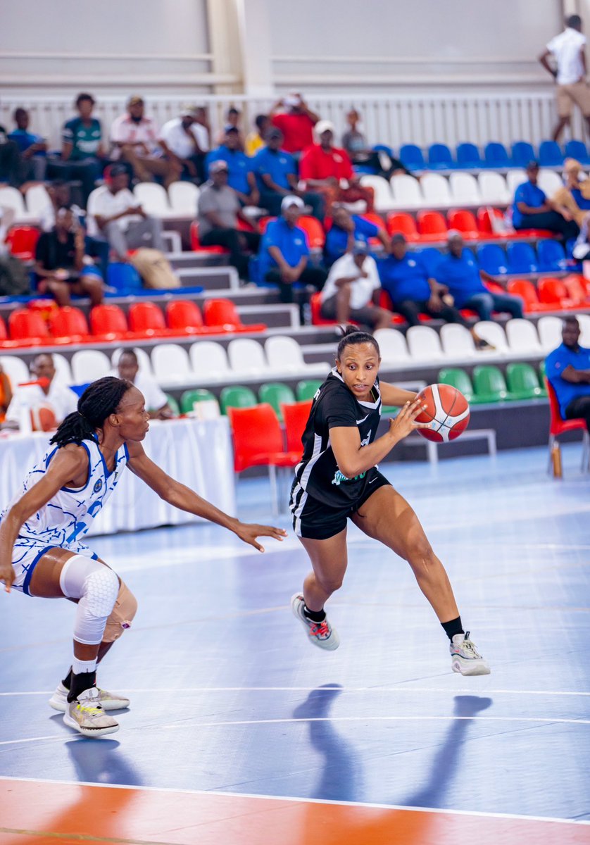 ferwabaRW's tweet photo. The girls are putting in the work ๐ช๐พโซ๏ธโช๏ธ!
Halftime: KPA 27-39 APR
LIVE: https://t.co/uedIUoc3WQ
#WBLA #WinforAPR https://t.co/ALQAyUlWGD