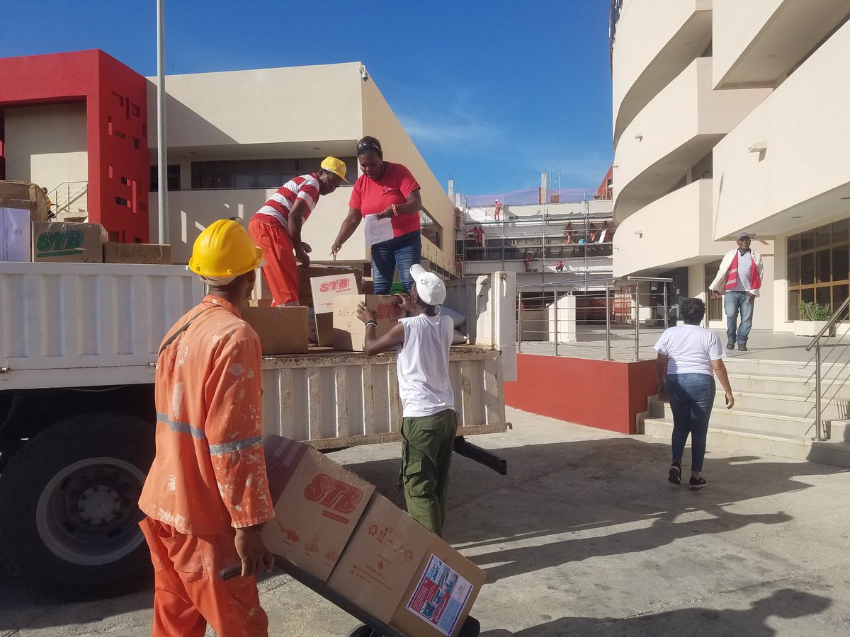 MiladyPaul's tweet photo. Estos son tiempos de unir los trabajadores de la ZEDM continuamos apoyando con los donativos al pueblo de Guantánamo #PorCubaJuntosCreamos https://t.co/SjyNrYB5Yd