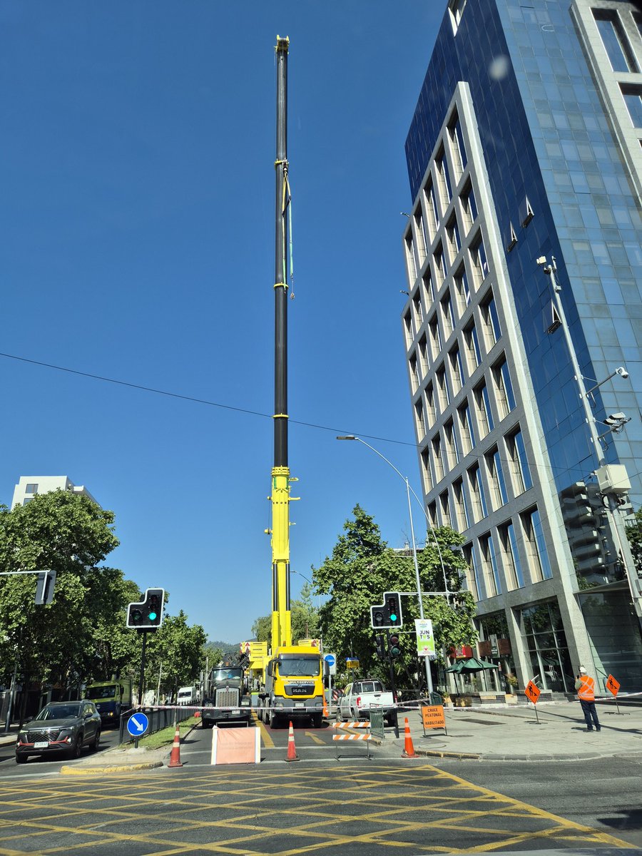 Flarkas's tweet image. #Vitacura de poniente a oriente  esquina #AmericoVespucio cerrado 
@MuniVitacura