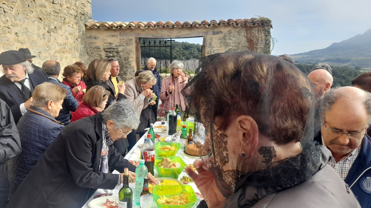 AcoaAke's tweet photo. 🕯 Día de las ánimas en el #concejo de #Morillas 🥖 tradicional bendición de pan casero a los difuntos
⚘️ Arimen eguna Morillasko #kontzeju|an 🥖 etxean eginiko ogiak hildakoei eskaintzen zaizkie
#ErriberaGoitia #RiberaAlta @AnanakoKuadrila #Araba #Alava https://t.co/IoTOkFAHgs