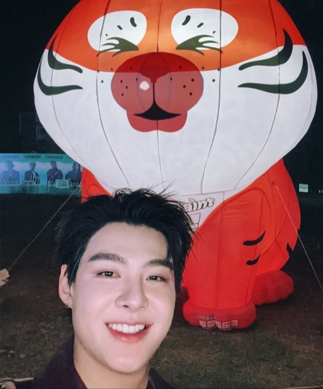 🐲พี่มังกรมาถ่ายรูปกับน้องเสือ🐯

Really Truly Literally means PS 
#PerthSaintSation
