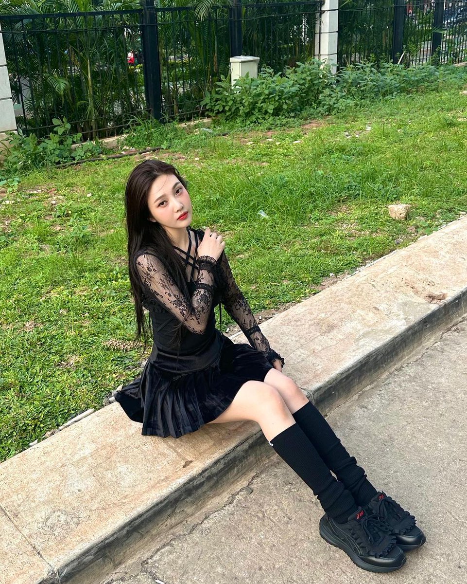 hourlypsy's tweet photo. goth joy >>> https://t.co/SeLAkuoRH0