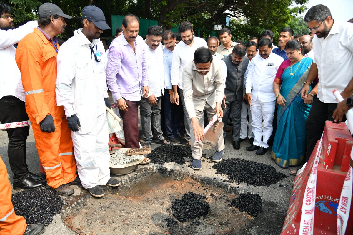 GVMC_VISAKHA's tweet photo. రాష్ట్ర ముఖ్యమంత్రి శ్రీ నారా చంద్రబాబు నాయుడు గారు ఆదేశాల మేరకు 100 రోజుల ప్రణాళికలో భాగంగా ప్రతి రోడ్డులో గుంతలు లేకుండా, వాహనదారులకు ఎటువంటి ఇబ్బందులు కలగకుండా చేయడం లక్ష్యంగా మున్సిపల్ శాఖ మంత్రి పి.నారాయణ గారు తెలిపారు. శనివారం సిరిపురం దత్ ఐల్యాండ్ జంక్షన్ వద్ద మంత్రి డోలా బాల వీరాంజనేయ స్వామి గారు, మేయర్ గొలగాని హరి వెంకటకుమారి గారు, పార్లమెంట్ సభ్యులు ఎం.శ్రీ భరత్ గారు, ఎమ్మెల్యే వెలగపూడి రామకృష్ణ బాబు గారు, జీవీఎంసీ కమిషనర్ డాక్టర్ పి.సంపత్ కుమార్ ఐఎఎస్ తో కలిసి గుంతలను పూడ్చడం జరిగింది.

4441 పాట్ హోల్స్ గుర్తించగా, ఇప్పటివరకు 2009 గుంతలు ₹6.83 కోట్ల వ్యయంతో పూడ్చడం పూర్తయ్యిందని, మిగిలిన గుంతలను త్వరగా పూడ్చే పనులు జరుగుతున్నాయని మంత్రి నారాయణ చెప్పారు.

అందరికీ సురక్షితమైన ప్రయాణం అందించాలనే ఉద్దేశంతో విశాఖ నగర రోడ్లను మరింత  ఆకర్షణీయంగా తీర్చిదిద్దడానికి ప్రభుత్వం ప్రణాళికలు సిద్ధం చేసిందని మున్సిపల్ శాఖ మంత్రి పి.నారాయణ గారు తెలిపారు.

#Visakhapatnam #GVMC  #UrbanDevelopment #SafeRoads #100DaysPlan #SmartCity #Conservation #EcoVizag #SwachhSurvekshan2024 #SwachhSurvekshan2024Visakhapatnam 

@ncbn 
@AndhraPradeshCM 
@Dr_PNarayana 
@sribharatm 
@sampathpommala