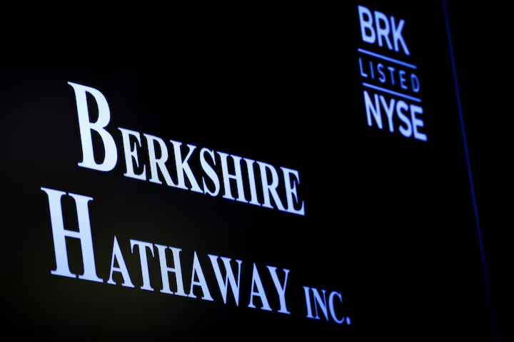 MarioNawfal's tweet photo. 🚨BERKSHIRE CASH HITS RECORD AS BUFFETT SELLS APPLE, BANK OF AMERICA

Warren Buffett’s Berkshire Hathaway hit a cash record of $325.2 billion in Q3, selling 100 million Apple shares and billions in Bank of America stock.

Operating profits fell 6% to $10.09 billion, with no Berkshire share buybacks in the quarter, suggesting Buffett sees few bargains, even in his own company.

Source: Reuters