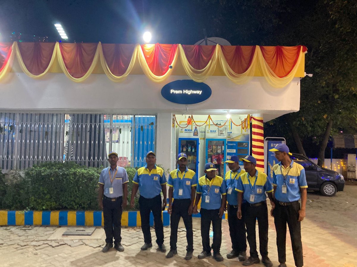 bpcl_ret_patna's tweet photo. Spreading Happiness, Colours and Good Vibes at our RO M/s Prem Highway, Bhojpur Dist, Patna Territory.
#HappyDiwali 
#EnergisingLives
#Diwali2024
@BPCLimited @BPCLRetail https://t.co/BBPjvlyRYc