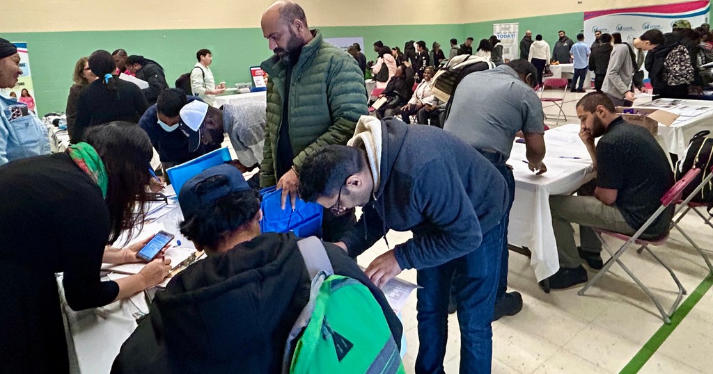 ccsyrorg's tweet photo. On Oct 30. we hosted a #JobFair for Asylum Seekers at Patricia Kemp Centre with 200 attendees connecting to employers in healthcare, skilled trades and transportation highlighting our employer spotlight @supportONyouth.
@healthequitycan
#ccsyr #yorkregion #employmentservices https://t.co/cdPwpEZQic