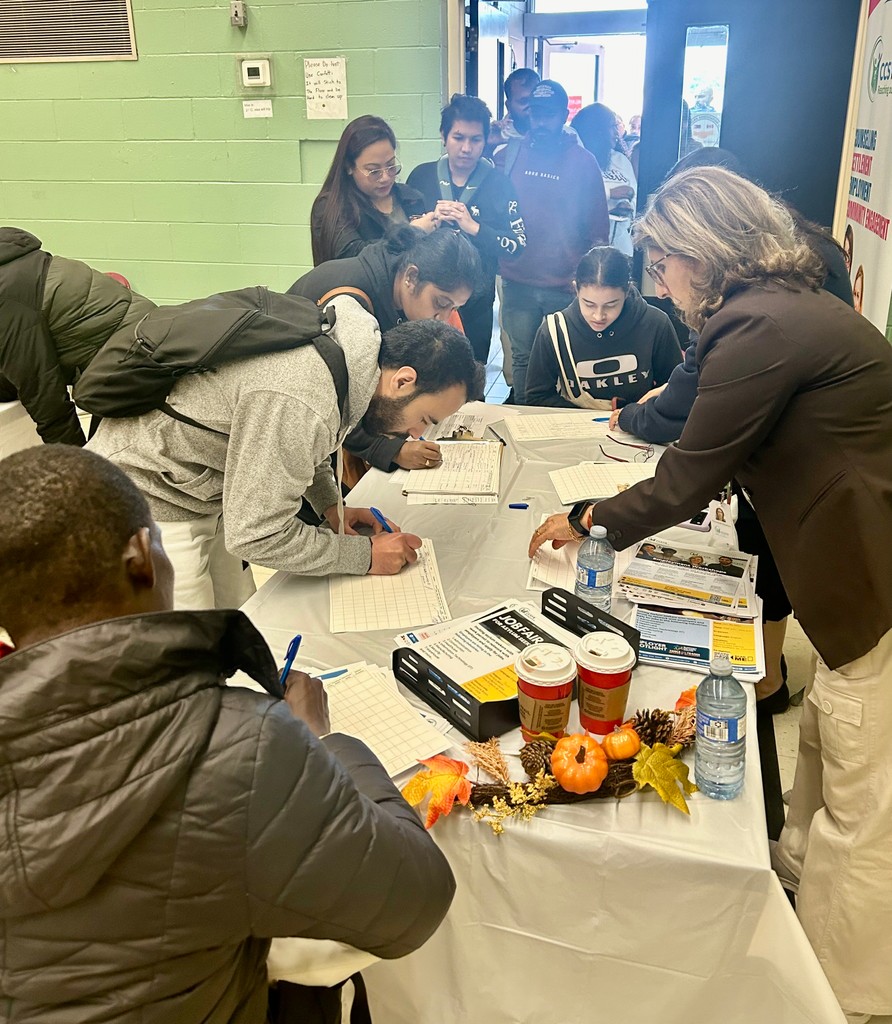 ccsyrorg's tweet photo. On Oct 30. we hosted a #JobFair for Asylum Seekers at Patricia Kemp Centre with 200 attendees connecting to employers in healthcare, skilled trades and transportation highlighting our employer spotlight @supportONyouth.
@healthequitycan
#ccsyr #yorkregion #employmentservices https://t.co/cdPwpEZQic