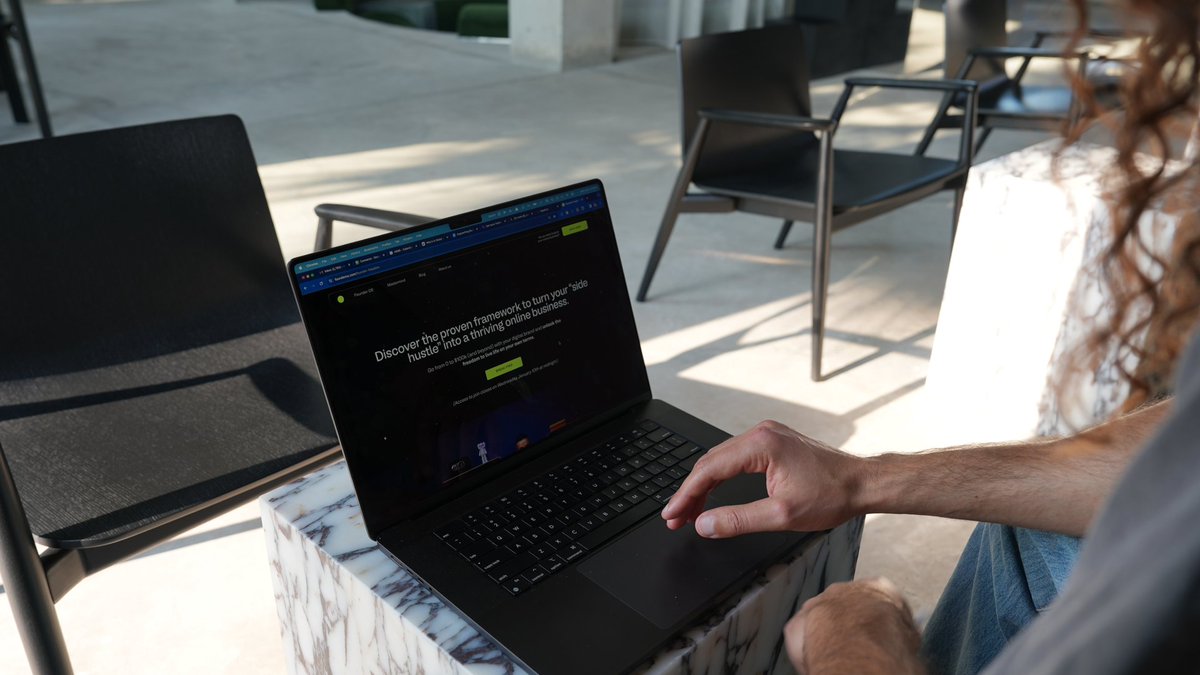 Everyone with a laptop should earn $1,000,000 per year. 

Sadly, most people don’t know where to start. 

Here’s the playbook I used to go from $0 to $1,160,000 every month: