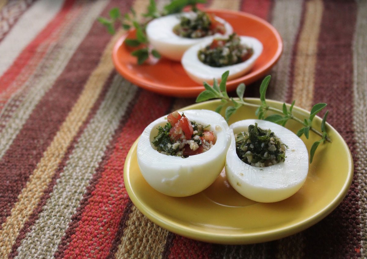 DietitianOnline's tweet image. Switch up your deviled eggs with a twist! Try Deviled Egg Whites topped with tomatoes, parsley &amp;amp; bulgur for a fresh, savory bite. Perfect for #deviledegg #NationalDeviledEggDay! 🥚 bit.ly/2inHMHQ