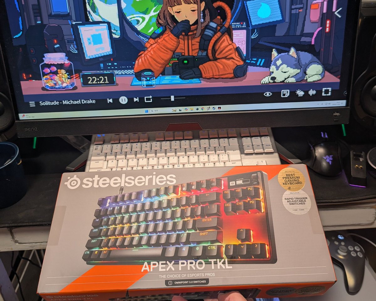 tekitobancho's tweet photo. 届きました。ちなみに無線じゃない方です。
これは無線じゃない方が良いだろうし、WiFi含めた日常使いであればG913-TKLが既にある…。

まぁ私がするゲームは映ってるような��が大半なんだけど、ホラ、こういうのは触れてないと良さは分からないから。（言い訳）

#SteelSeries
#ApexProGen3 https://t.co/LyLk6fm3eG