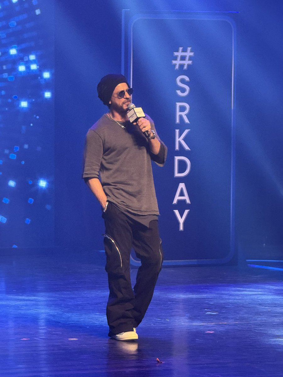 teamsrkfc's tweet photo. HE IS HERE 🫠♥️👑

#SRKDAY #HappyBirthdaySRK https://t.co/BNxGLbA6Ey