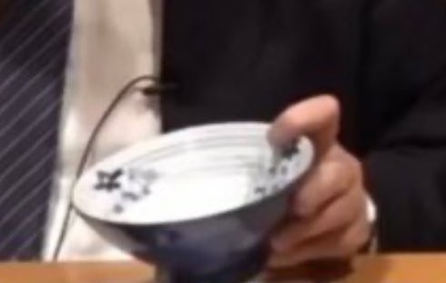 こういう #茶碗の持ち方 、昔から 凄い気になっていたんだけど、 これ