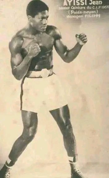 aristidemabatto's tweet photo. #HistoireDePub
Photo originale qui inspira le dessin du packaging #LeBoxeur #Unalor. Ayissi Ntsama Jean-Baptiste alias Ayiss' Bikoura (1929-2016).
Plusieurs fois champion de boxe en France et en Afrique dans les années 50-60 puis entraîneur et dirigeant.
@lotincorp
#SniperDePub https://t.co/IU78HqNucZ