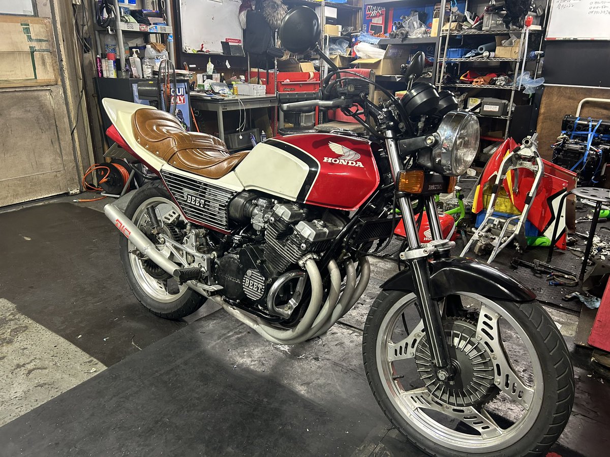 beetspecial's tweet photo. 仕上がりまーす!
#バイク屋
#キャブレター修理
#ペイント
#スタッフの日常
#杉本孝治チャンネル
#NGUAuto
#整備事件簿
#CBX
#エンジン修理
#旧車バイク
#CBX400F
#CBX550F https://t.co/o1EWo0p2EX