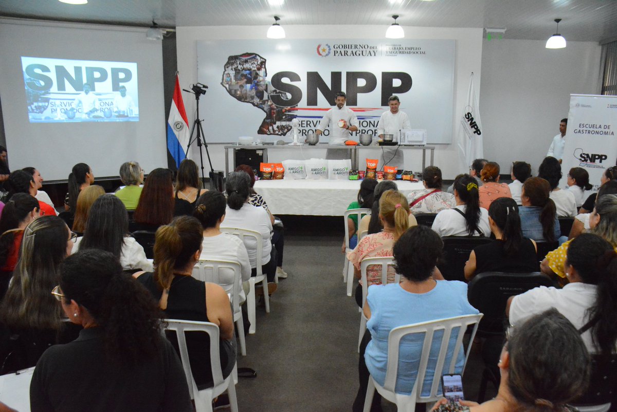 SNPP_Paraguay's tweet photo. ⬆️ MasterClass Nivedeño en Asunción 👩🏼‍🍳👨🏻‍🍳🎄🎄

En el SNPP Sede Central, se llevó a cabo el taller Magistral Navideño organizado por la Escuela de Gastronomía del SNPP.

🥧🧁El taller con motivo de fiestas de fin de año fue ofrecido gratuitamente e impartido por el chef, Coco Leiva, donde expuso en la ocasión los conocimientos y técnicas de vanguardia, realizando budines, pan dulces y galletitas decoradas.

La actividad se hizo posible mediante la colaboración de la empresa Amigo & Arditi S.A, firma que representa en el país a la marca de chocolates Harald y que constantemente apoya a la Escuela de Gastronomía del SNPP con insumos para el uso en las distintos cursos que se brindan en la Escuela.

#GobiernoDelParaguay