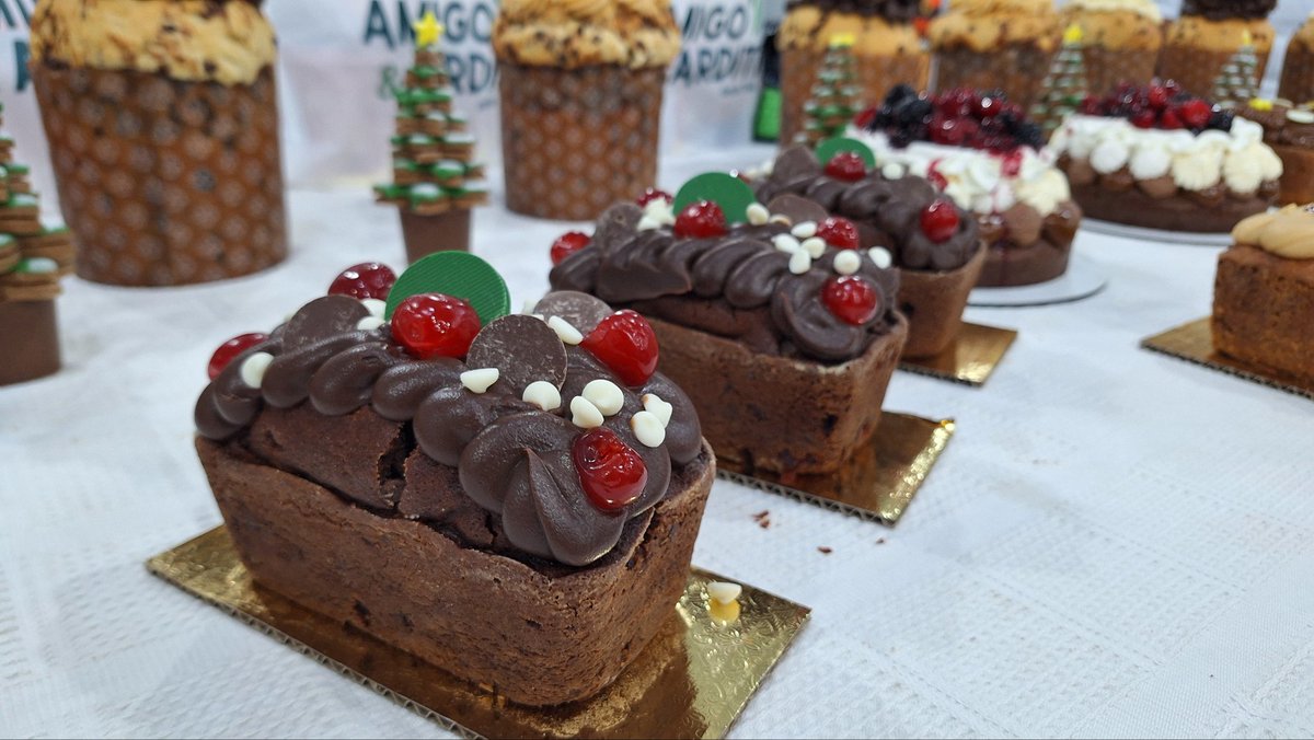 SNPP_Paraguay's tweet photo. ⬆️ MasterClass Nivedeño en Asunción 👩🏼‍🍳👨🏻‍🍳🎄🎄

En el SNPP Sede Central, se llevó a cabo el taller Magistral Navideño organizado por la Escuela de Gastronomía del SNPP.

🥧🧁El taller con motivo de fiestas de fin de año fue ofrecido gratuitamente e impartido por el chef, Coco Leiva, donde expuso en la ocasión los conocimientos y técnicas de vanguardia, realizando budines, pan dulces y galletitas decoradas.

La actividad se hizo posible mediante la colaboración de la empresa Amigo & Arditi S.A, firma que representa en el país a la marca de chocolates Harald y que constantemente apoya a la Escuela de Gastronomía del SNPP con insumos para el uso en las distintos cursos que se brindan en la Escuela.

#GobiernoDelParaguay