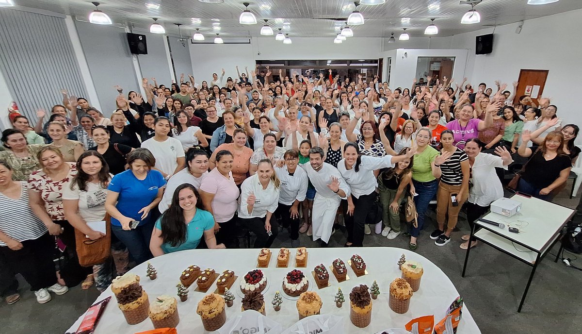 SNPP_Paraguay's tweet photo. ⬆️ MasterClass Nivedeño en Asunción 👩🏼‍🍳👨🏻‍🍳🎄🎄

En el SNPP Sede Central, se llevó a cabo el taller Magistral Navideño organizado por la Escuela de Gastronomía del SNPP.

🥧🧁El taller con motivo de fiestas de fin de año fue ofrecido gratuitamente e impartido por el chef, Coco Leiva, donde expuso en la ocasión los conocimientos y técnicas de vanguardia, realizando budines, pan dulces y galletitas decoradas.

La actividad se hizo posible mediante la colaboración de la empresa Amigo & Arditi S.A, firma que representa en el país a la marca de chocolates Harald y que constantemente apoya a la Escuela de Gastronomía del SNPP con insumos para el uso en las distintos cursos que se brindan en la Escuela.

#GobiernoDelParaguay