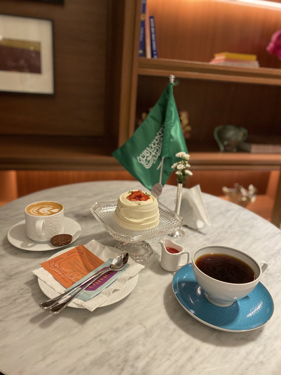 مساء الخير 
تجربتنا كانت أوليڤير @( كوفي ، حلا ) على طريق الأمير محمد بن سلمان حفظه الله 
جربت عنده 
كيكة فانيلا فرواله حلوة بس مكثرين كريمة 
فلات وايت جيد 
قهوة اليوم جيدة 
المكان جميل والحلا لذيذ والأسعار مرتفعة للحلا 
جلسات داخلية 
فيه موسيقى وبدون بارتشن 
#الرياض_الان