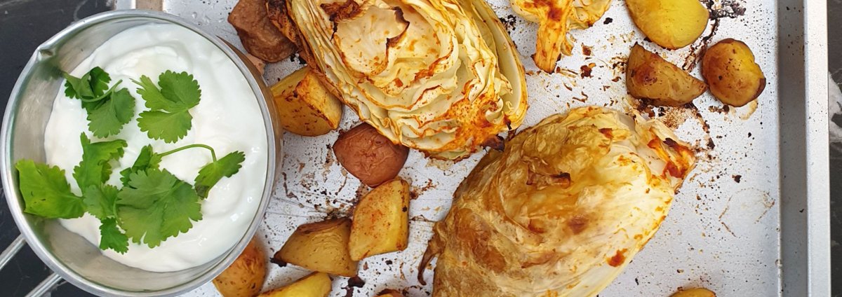 Met deze #ovenschotel  haal je zelfs koolhaters over! De truc: #marineren. Met iets pittigs als #harissa of #mosterd. #recept en #video: slowfoodies.nl/traybake-spits…

#traybake #spitskool #kool #ikhaatkool #hoedan #film