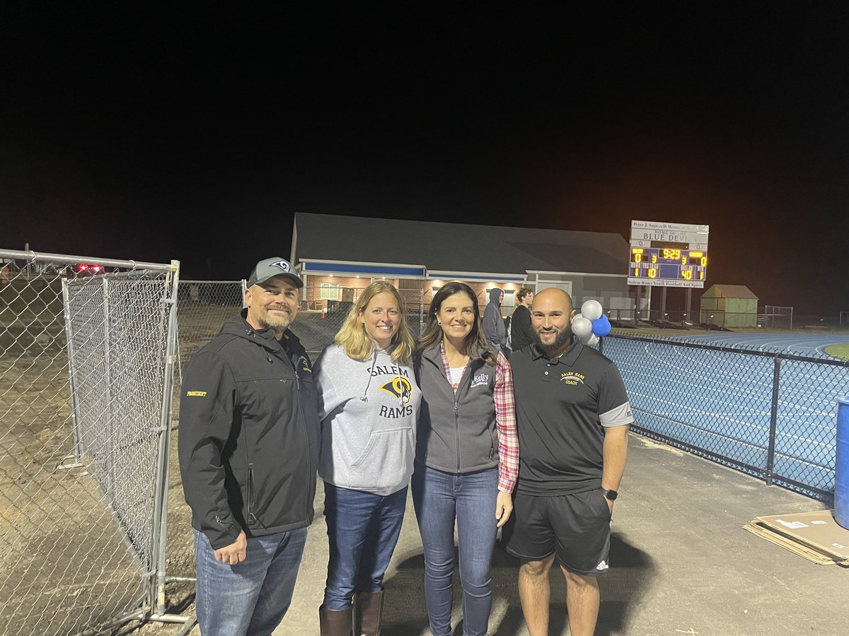 Nothing like a Friday night football game! 🏈

I had a great time celebrating the grand opening of Salem High School’s Grant Field and watching the Blue Devils take on the Concord High School Crimson Tide last night! #nhpolitics #nhgov