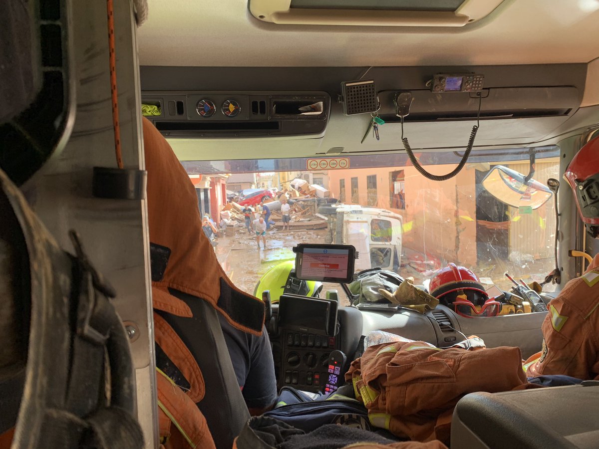 He visto una impotencia desgarradora por vernos a nosotros, y a Sanitarios y Policías con la esperanza de ayuda, y no poder hacerlo por no dar a basto.

Personas que no entienden que ahora mismo las necesidades superan a la oferta REAL de recursos, no la BRUTA.

+