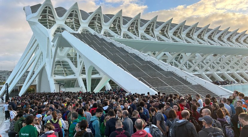 Pero también he visto otras cosas.

También he visto a todo un pueblo levantándose, a toda una comunidad ofreciéndose.

+