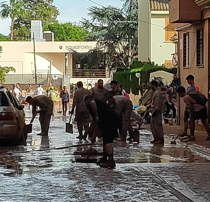 Nunca había visto a tanta y tanta gente, codo codo ofreciendo una mano, o un hombro donde llorar 

No tenía ni idea de que cuando vienen mal dadas, de verdad… podemos ser capaces de ayudarnos los unos a los otros, o por lo menos ofrecer esa ayuda, a toda costa.

+