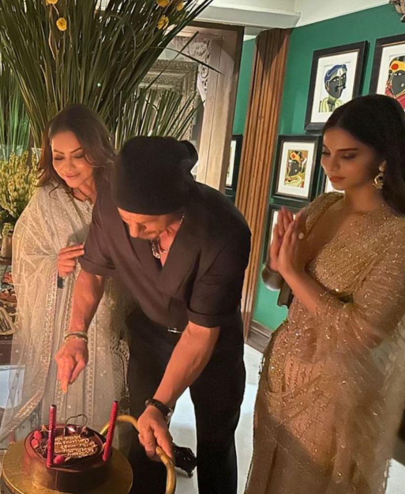 SRKUniverse's tweet photo. A beautiful moment shared by Gauri Khan: SRK celebrating his special day with Suhana and Gauri ❤️

HBD WORLDS BIGGEST STAR 
#HappyBirthdaySRK
#HappyBirthdayShahRukhKhan 
#HBDSRK #SRKDay @iamsrk https://t.co/s4xecu5Iiv