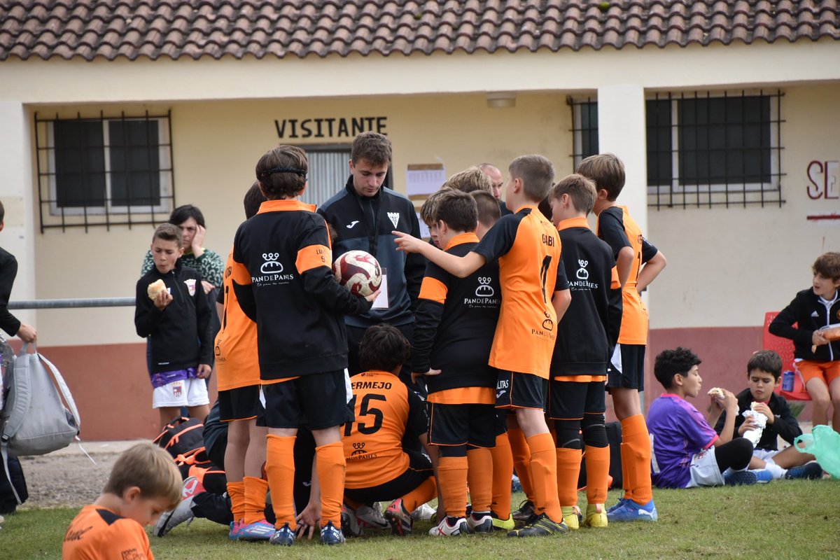 copacyl's tweet photo. 🏆⚽️ Estos son los cruces de la Fase Previa Eliminatoria:

@CD_San_Agustin - @dios_cd 
@lagimnastica - @UDElEspiSanra 
@diocesavila - @ArandinaCF 
@PuenteCastroFC - CDF San Antonio

#CopaCyL #Peñafiel https://t.co/iwedzfEHZV
