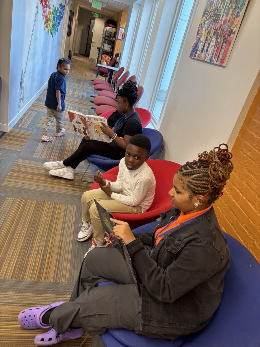 StFrancisBmore's tweet photo. We love any opportunity for our high school #IgniterInterns to engage with our younger students--especially through our Reading Buddies program, which fosters both literacy and mentorship! 📖  Contact us at volunteer@stfranciscenter.org if you'd like to get involved! https://t.co/pTgUesGzsT