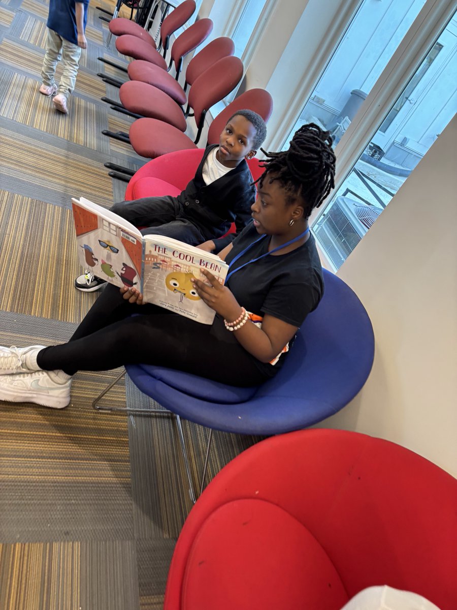 StFrancisBmore's tweet photo. We love any opportunity for our high school #IgniterInterns to engage with our younger students--especially through our Reading Buddies program, which fosters both literacy and mentorship! 📖  Contact us at volunteer@stfranciscenter.org if you'd like to get involved! https://t.co/pTgUesGzsT