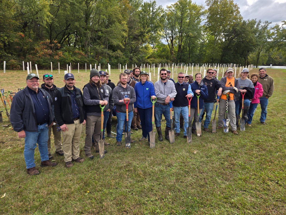 pafishandboat's tweet image. We joined @DCNRnews and the @allianceforbay to plant a #streamside #forest #buffer at the Mahantango Access in Snyder Co.

Native #trees play a vital role in filtering #runoff, controlling #erosion, and creating #habitats for #fish, amphibians, reptiles and other wildlife.