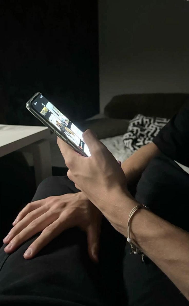 autorka_karina's tweet photo. Ziemia zatrzęsła się pod wpływem uderzenia, a po kilku sekundach mój pokój wypełniła cisza. Ogłuszająca i zaskakująco przyjemna.
#givemeonereason #twitteroweksiążkary #gmor @arochowiakpisze https://t.co/SQ7i8a3OIx