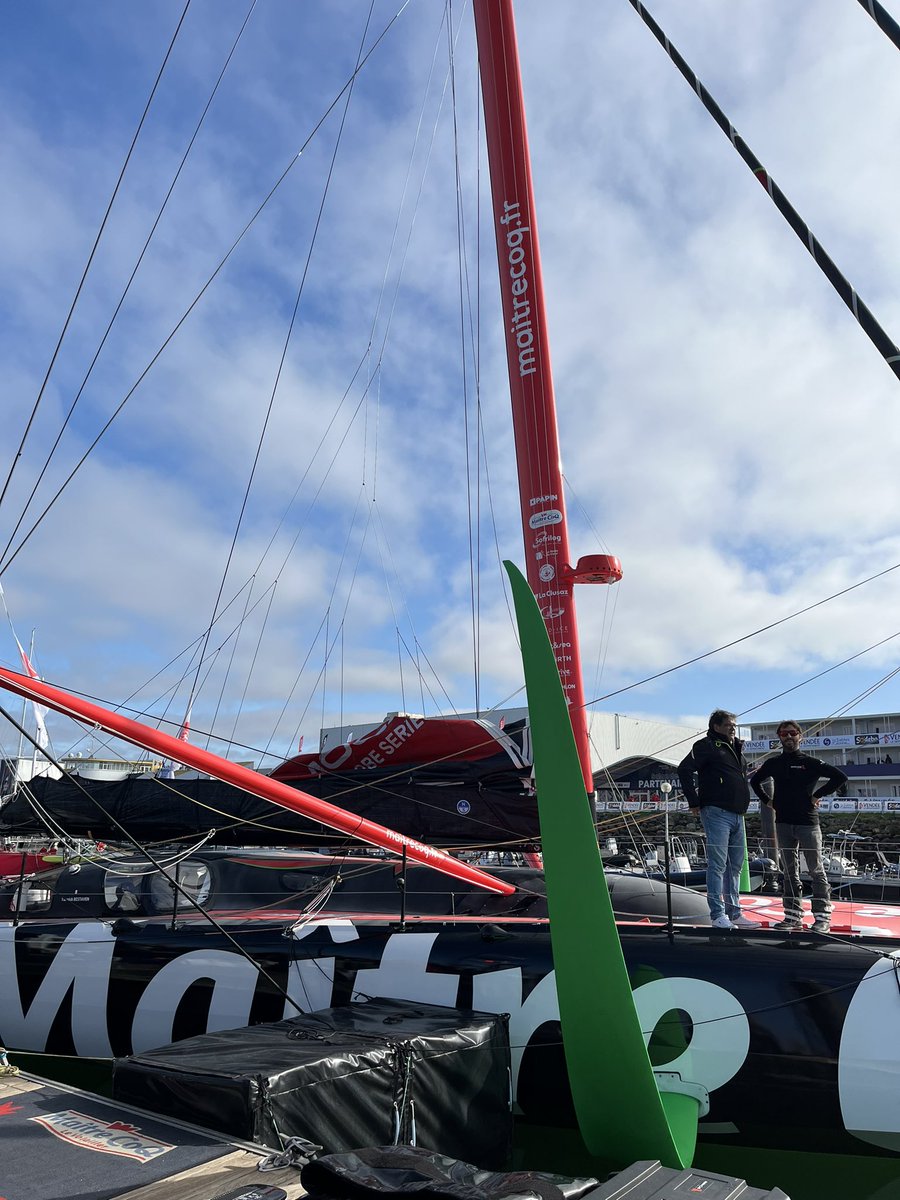 AnnePatinec's tweet photo. #VG2024 petit tour aux Sables à 8 jours du départ ! La foule est au rendez-vous https://t.co/aAkxnISihJ