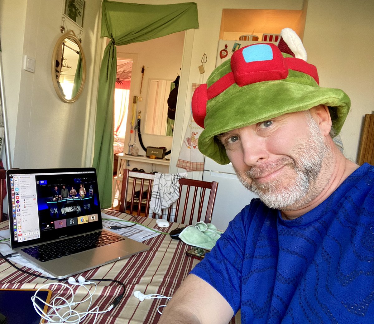 Watch party with friends on discord for #Worlds2024. 
So exited