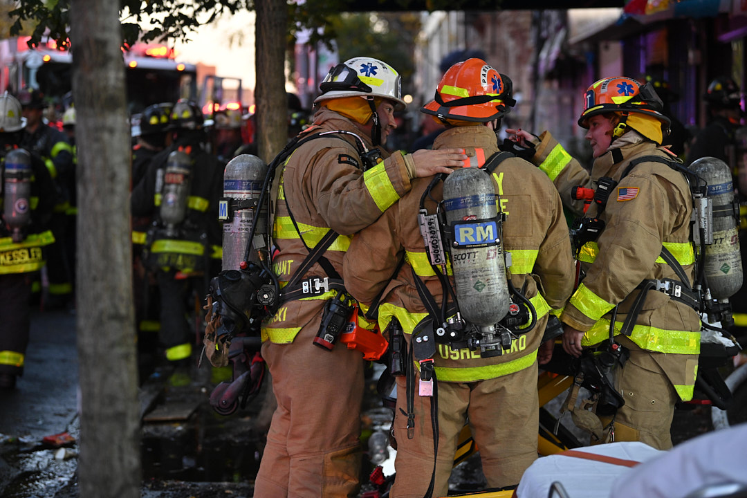 Lloydphoto's tweet photo. Photos: Firefighters had to remove a member who fell down a window and into a shaft 40 feet below while part of a engine company during a six alarm fire on 145 in Hamilton Heights, Manhattan. #LloydMitchellPhotography #FDNY #Firefighting #Firefighterdown #Mayday #AMNewYork https://t.co/Xyed3SmLFU