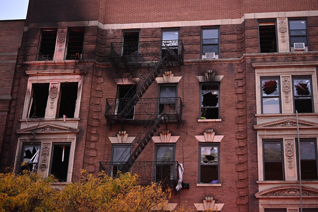 Lloydphoto's tweet photo. Photos: Firefighters had to remove a member who fell down a window and into a shaft 40 feet below while part of a engine company during a six alarm fire on 145 in Hamilton Heights, Manhattan. #LloydMitchellPhotography #FDNY #Firefighting #Firefighterdown #Mayday #AMNewYork https://t.co/Xyed3SmLFU