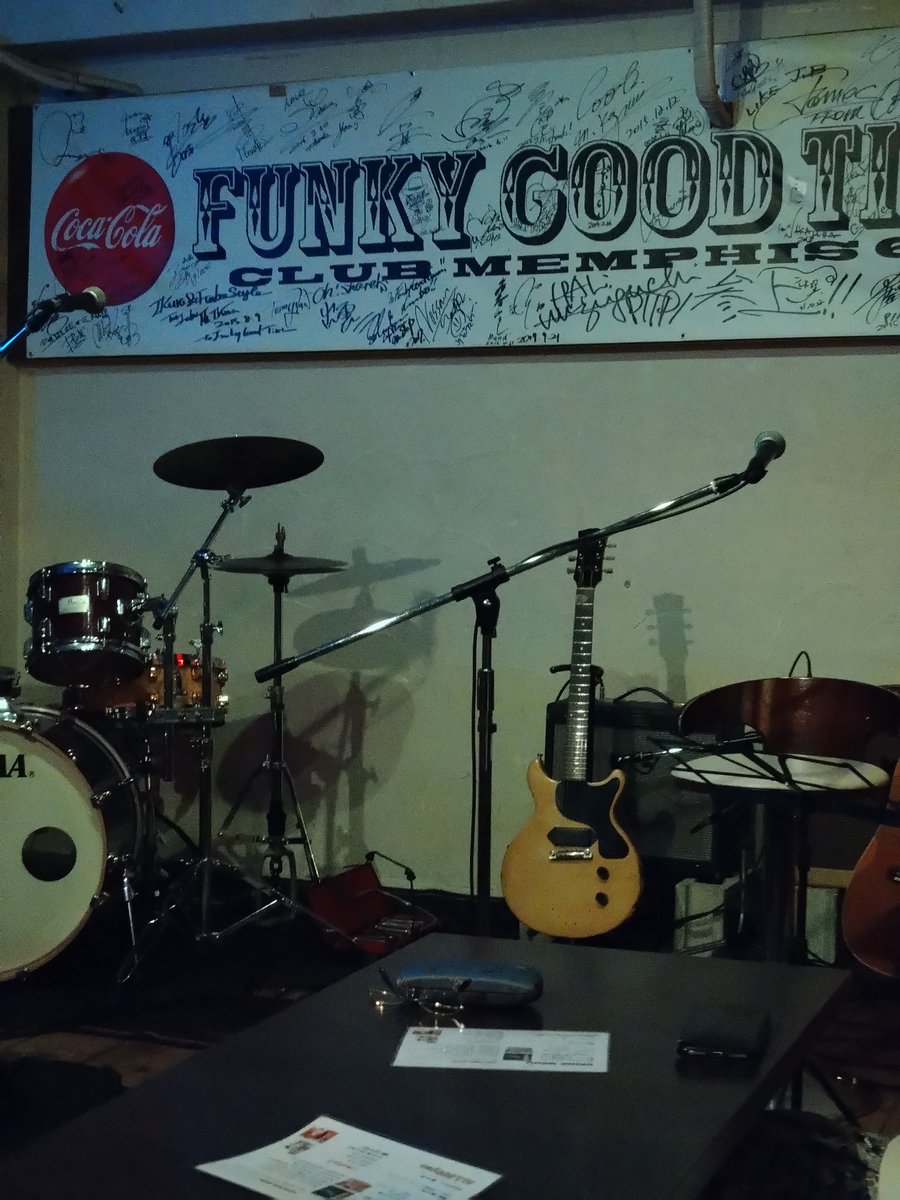 overme_yeah's tweet image. 地元で花田さんのライヴ🎶ソロは涸れっ涸れの砂漠でギターの鳴る方へ彷徨う夢遊病者になった感覚だった。
YAS OIL＆CRAZY SAUCEを従えたバンド編はガツン！とね。IM FLASHは感電⚡しそうだったよ。
いや、いいモノを観せてもらいました！

#FUNKYGOODTIME
#花田裕之
#YASOILCRAZYSAUCE