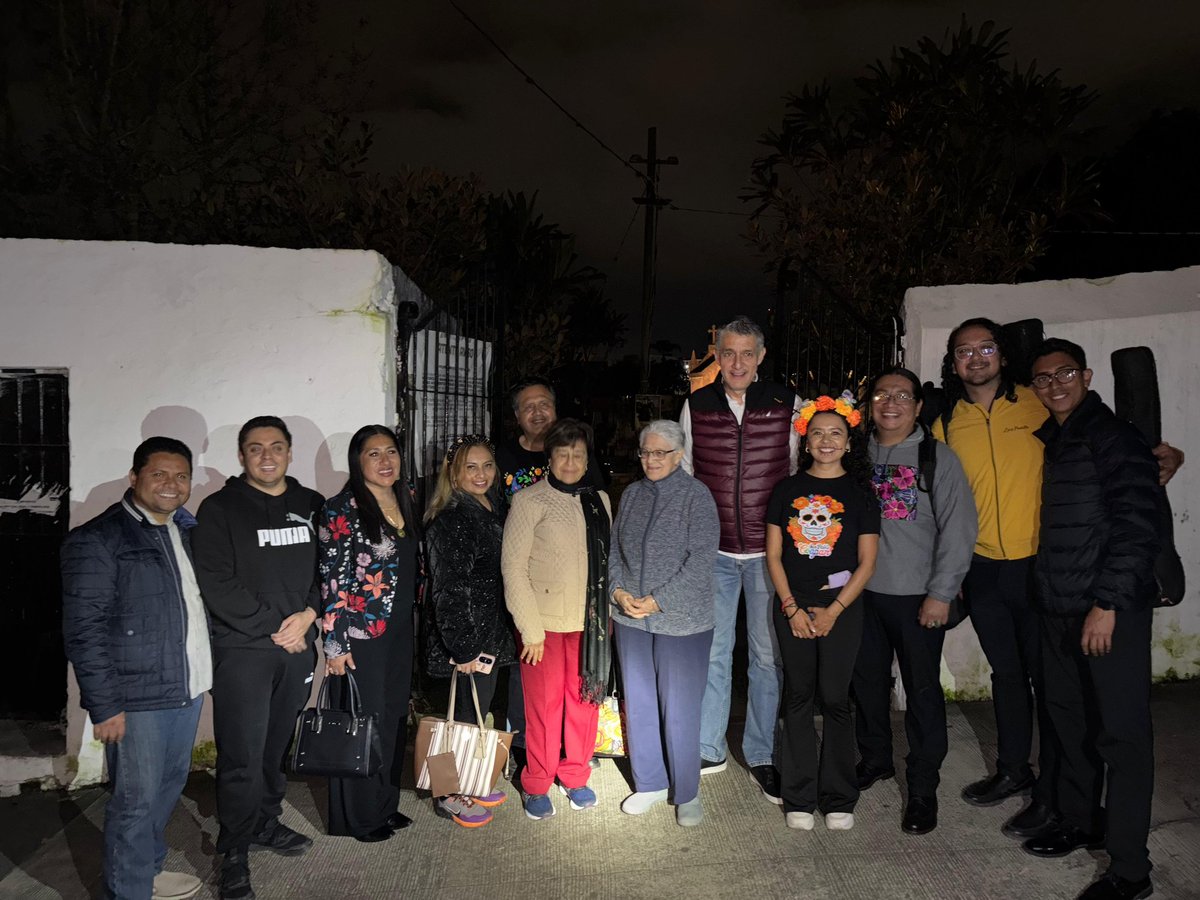 artisticas_sev's tweet photo. El Ballet del Estado de Veracruz 💃🏻 y el grupo de son jarocho Café con Pan protagonizaron un evento artístico 🎼 en el panteón 5 de febrero, como parte de los recorridos dramatizados de las festividades del Día de Muertos. 🏵️💀

#AcercandoElArteATodos #SDE #SEV #DiaDeMuertos https://t.co/y1LJ3h1J0u