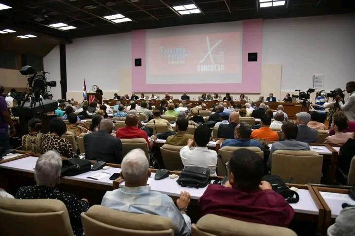 Preside <a href="/DiazCanelB/">Miguel Díaz-Canel Bermúdez</a> la sesión plenaria del X Congreso de la UNEAC #Cuba #LatirAvileño <a href="/Invasorpress/">Periódico Invasor</a> <a href="/yamila_padron/">Fondo Cubano de Bienes Culturales</a> <a href="/ivanc73/">Ivanc73</a>