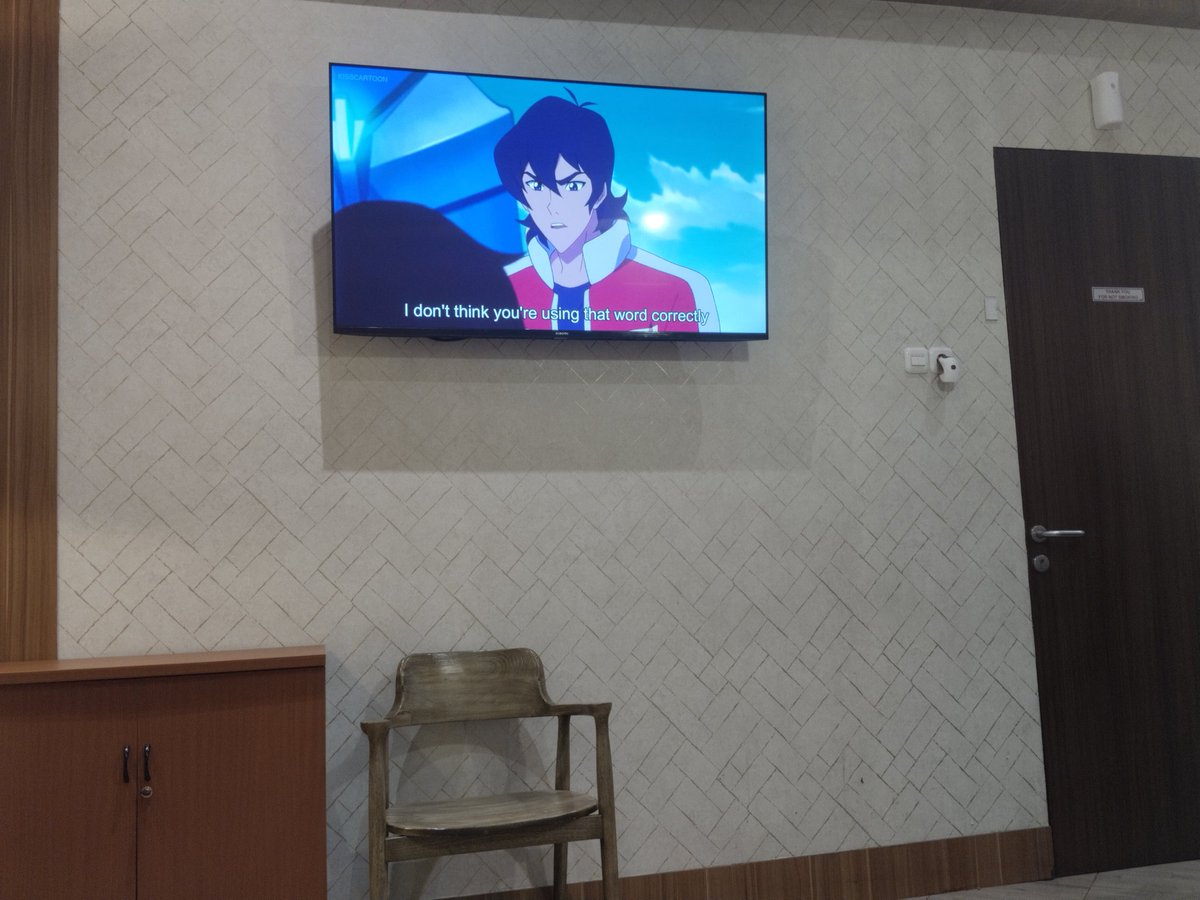 envvialz's tweet photo. autism 2 strong why am i watching voltron on the restaurant tv https://t.co/C9GEfsftUc
