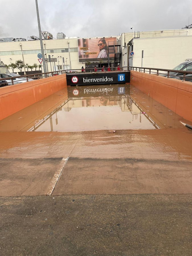 volcaholic1's tweet photo. Bonaire shopping centre carpark in Valencia full to the brim with floodwater. There are fears that many people were trapped down there.... https://t.co/VSknTExbrM