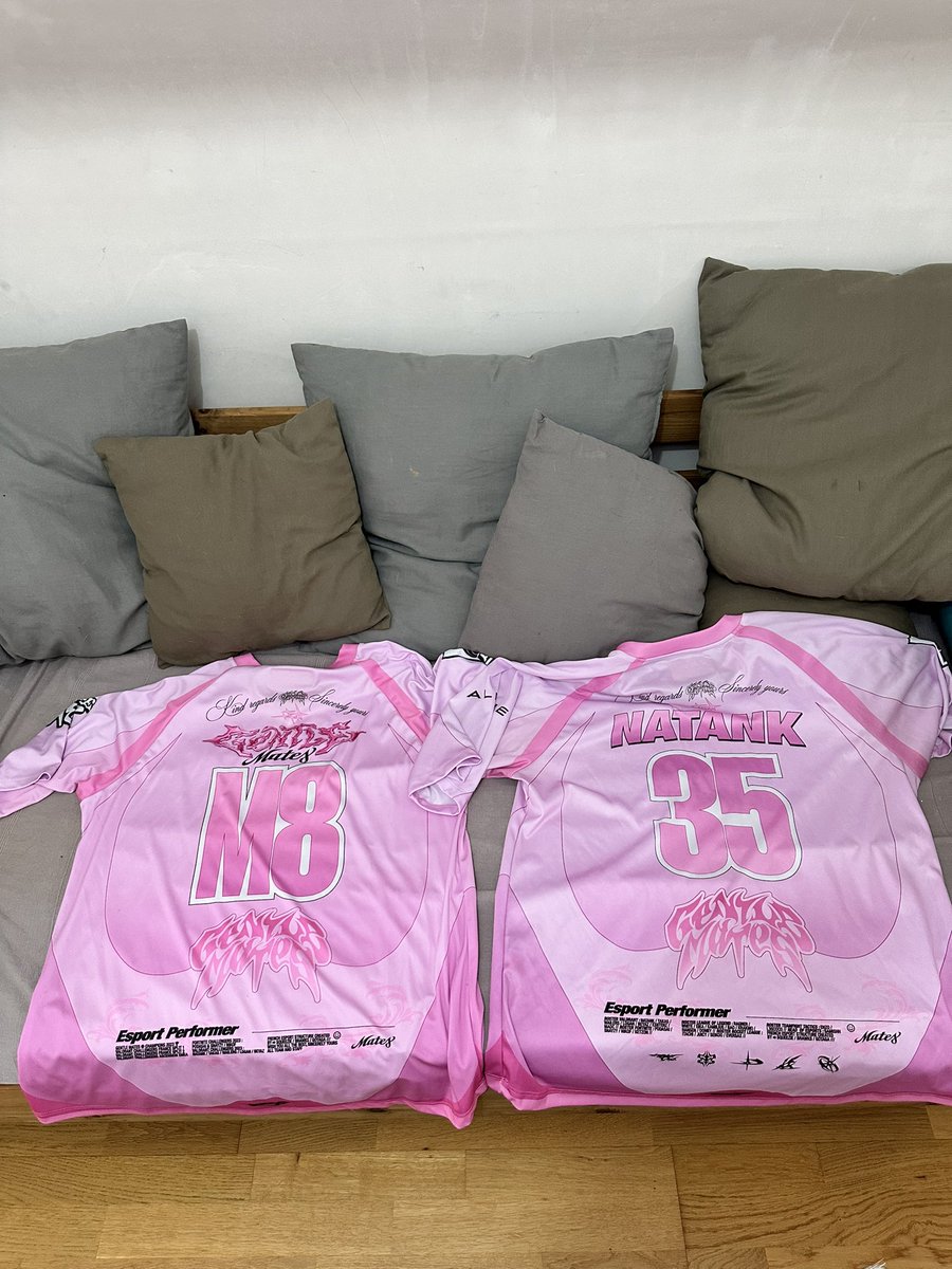 J’aimerais remercier la communauté M8 pour tout le soutien que vous m’avez apporté durant toute mon aventure. 
Je fais donc un GIVEAWAY 🎁:

1️⃣ maillot floqué (RARE)
1️⃣ maillot dédicacé (je la fais plus tard)

RT + TAG 2 PERSONS + FOLLOW ME ✅
Tirage le 15 Novembre (2 gagnants)