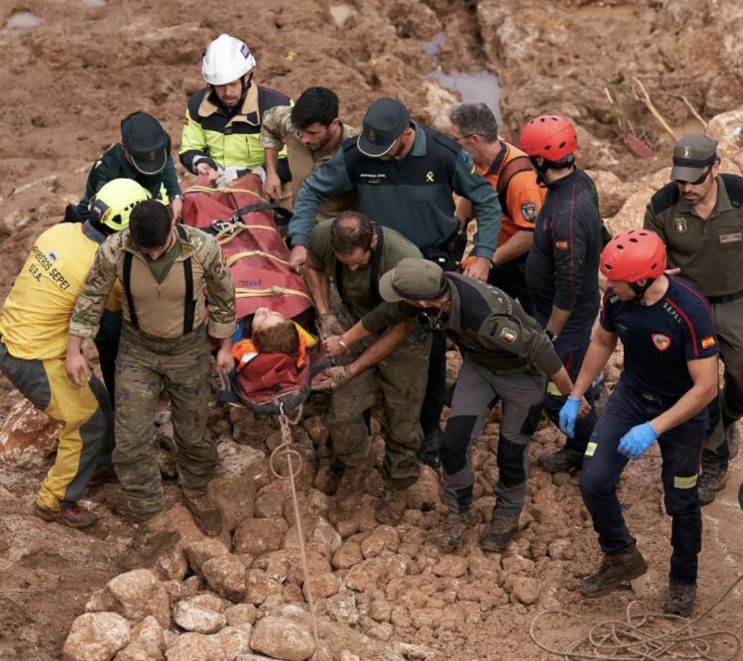 Tres días después encuentran a una mujer con vida. Además de la alegría por su rescate, el cabreo es enorme: sólo tendrían que haber hecho su puto trabajo, haber enviado enseguida al ejército y se habrían salvado muchas vidas. 

Qué impotencia, por Dios.
