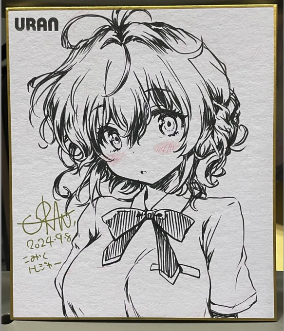 イベント会場で撮ったモノクロイラストの写真でもクリスタでこのくらいまで補正できます。
除算→彩度を-100にする→白い部分が白くなるまでレベル補正→レイヤーを複製して焼き込みカラー(%低め)で重ねる→明るさコントラスト
なおほっぺの淡い赤みなどはどうしても飛びます 