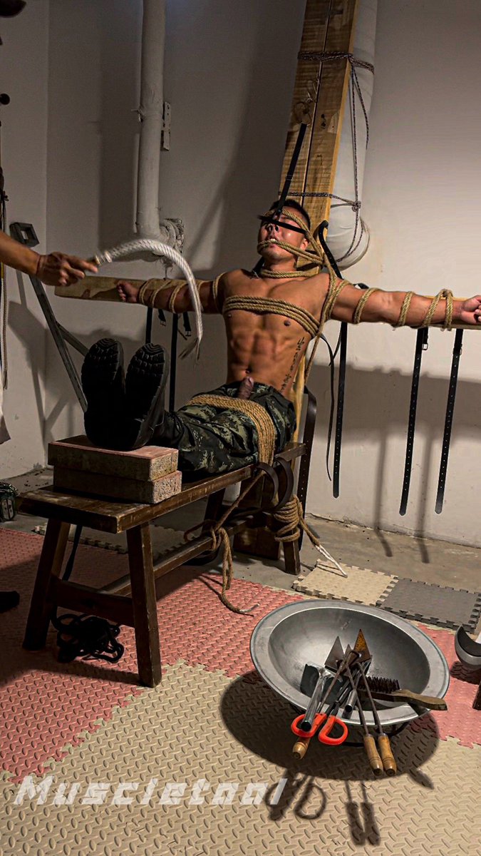 拷問刑房 · 肌肉硬漢刑訊系列

老虎凳

拷問硬漢的經典手段，戰士綁在長板凳上，腳下置放磚塊，使硬漢雙腳向上抬起，牽拉腿部韌帶，造成巨大痛苦。

並在這基礎上，鼻勾、鞭打、腳趾夾、龜頭責刑、輪流上陣

忍受最嚴酷的折磨，而戰士高高挺起的陽具標誌永不屈服。

#soldiers #pain #torture #edging