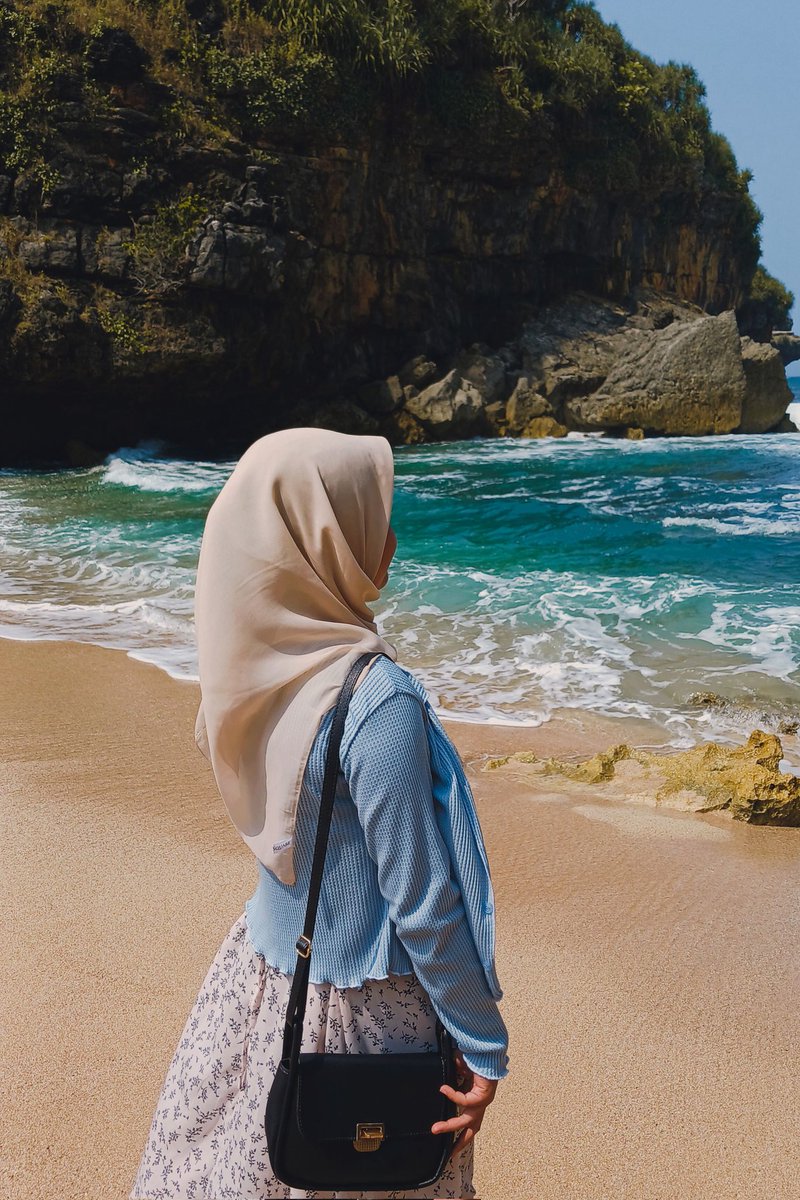 hcchaaan's tweet photo. Vitamin sea🌊
●°• link outfit di Bio 

¤Dress ( link no 10)
¤Cardigan ( link no 14) 
¤Jilbab (link no 20)
¤Sling bag(link no 32) 
#jilbabfashion #outfitoftheday #Fashionhistory #zonajajan #zonafoto
#outfitideas #outfits #outfitinspiration https://t.co/oBL1iQhLlU