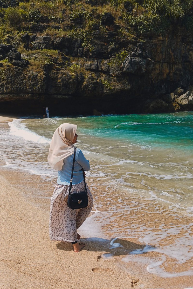 hcchaaan's tweet photo. Vitamin sea🌊
●°• link outfit di Bio 

¤Dress ( link no 10)
¤Cardigan ( link no 14) 
¤Jilbab (link no 20)
¤Sling bag(link no 32) 
#jilbabfashion #outfitoftheday #Fashionhistory #zonajajan #zonafoto
#outfitideas #outfits #outfitinspiration https://t.co/oBL1iQhLlU